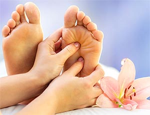 Riflessologia plantare attravero un massaggio al piede
