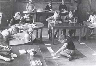 Foto in bianco e nero in cui dei bambini svolgono giochi di intelligenza