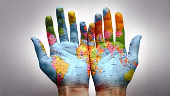 Due mani affiancate di palmo con su disegnata la cartina geografica del mondo
