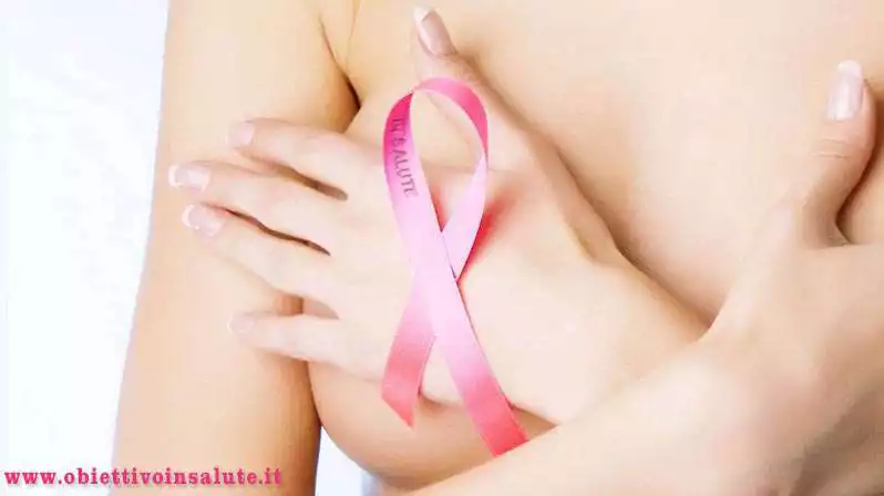 Donna con la mano sul seno e con il fiocco rosa