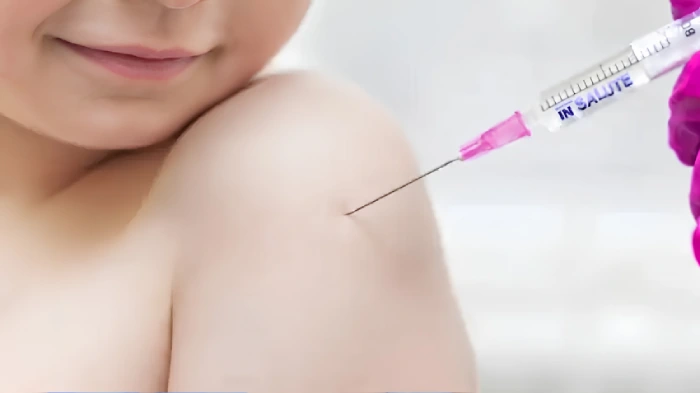 Medico vaccina un bambino