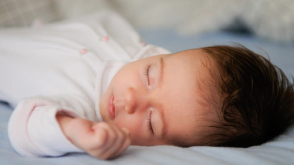 Il sonno del bambino in estate nella propria culla