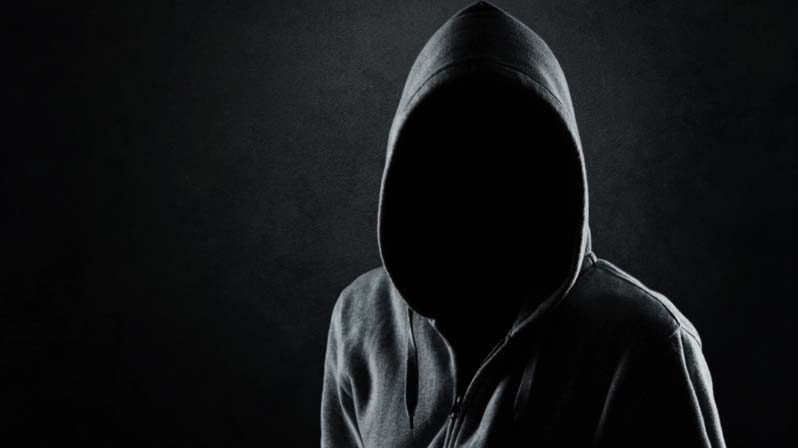 Persona con personalità psicopatica il cui volto è celato dal cappuccio della felpa