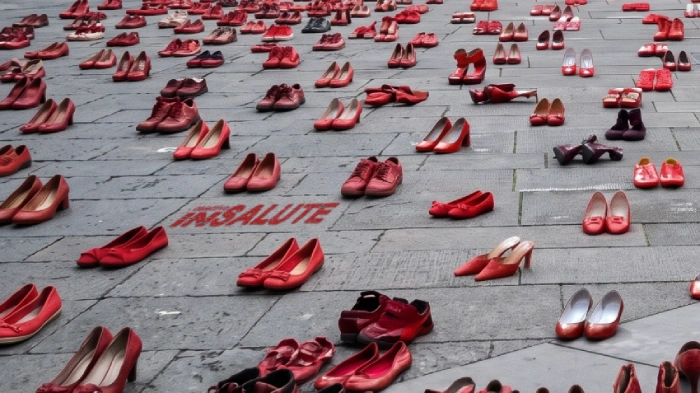 Tante scarpe rosse accoppiate presenti in una piazza