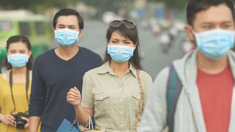 Turisti asiatici con le mascherine