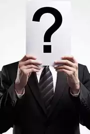 Uomo che nasconde il volto dietro un foglio con sù dusegnato un grande punto interrogativo