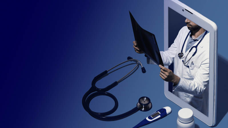 TELEMEDICINA. Un medico che sporge da uno schermo di un computer 