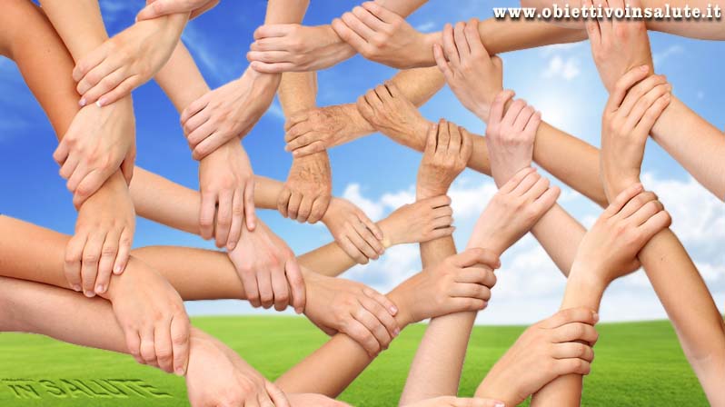 Tante braccia agganciate tra loro dalla presa delle mani che formare una rete