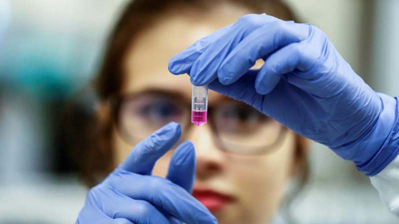 Un'infermiera testa il contenuto di una provetta