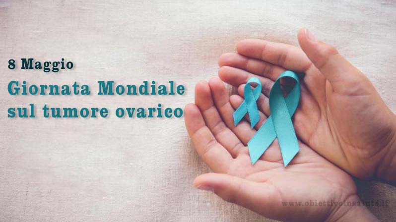 due coccarde azzurre sul palmo delle mani per la giornata mondiale sul tumore ovarico