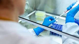Medico fa dei test sierologici