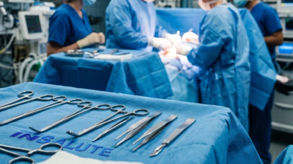 Equipe medica prepara gli strumenti in sala operatoria per un'operazione di cardiochirurgia