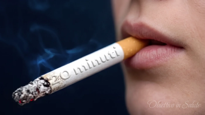 Una donna fuma una sigaretta con su scritto "20 minuti"