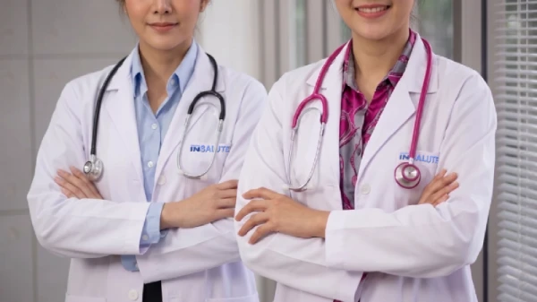 Due medici con le braccia incrociate