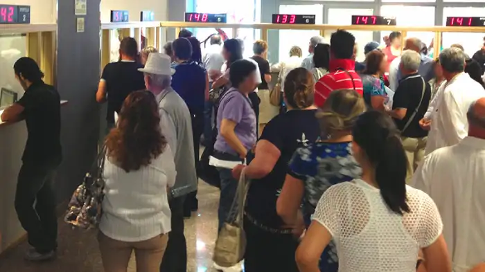 Tante persone in fila nel CUP in attesa di essere chiamati per fare una prenotazione per una visita specialistica