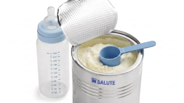 Immagine che rappresenta l'allattamento artificiale attraverso un biberon e un barattalo di latte in polvere