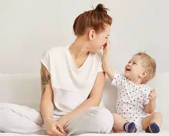 Mamma e figlio di 2 anni che giocano