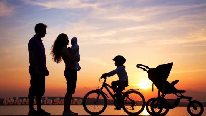 Una famiglia passeggia al tramonto