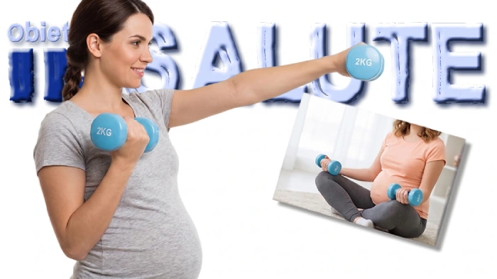 In primo piano c'è una donna incinta in piedi che fa ginnastica con dei piccoli pesi. Sullo sfondo un'altra donna in dolce attesa fa esercizi con i manubri da seduta